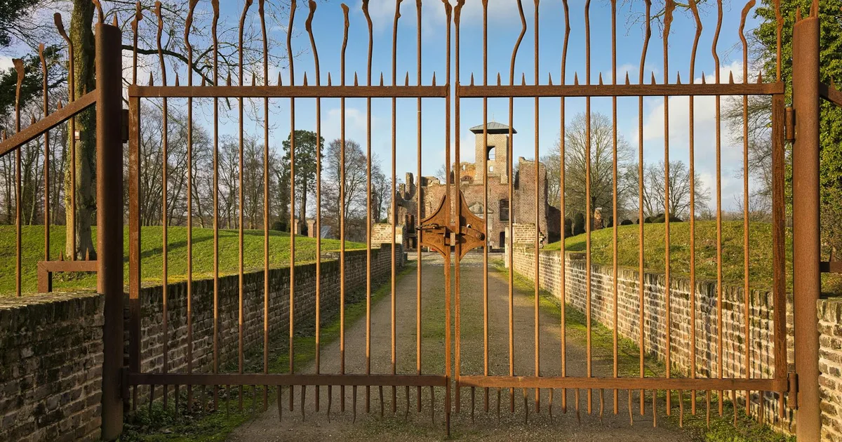 Volume Breakout: 5 Dấu Hiệu Nhận Diện Cú Phá Vỡ Có Lực Của Cá Mập Phá vỡ cổng thành biểu tượng cho sức mạnh Volume đục thủng kháng cự hỗ trợ