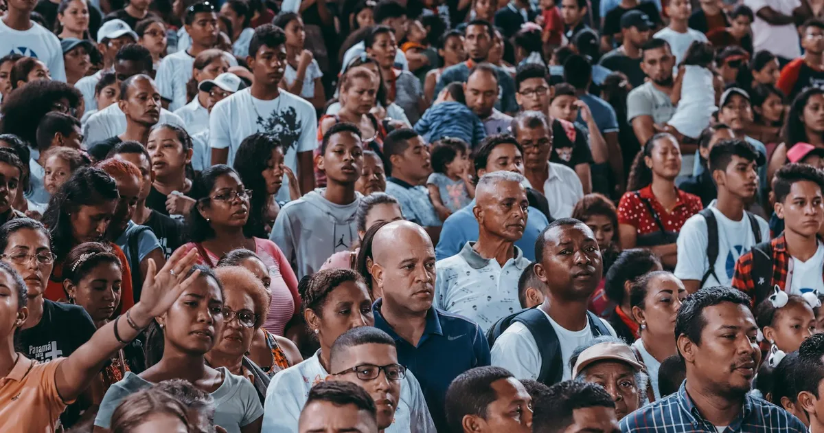 Volume Climax: Nhận Diện Cây Nến 'Cao Trào' Mua Đỉnh Bán Đáy Của Đám Đông Sự hoảng loạn tột độ của đám đông biểu diễn bằng Volume Climax