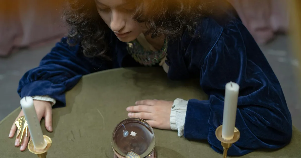 Sai Lầm Phổ Biến Nhất Khi Dùng Elliott: Kẻ Ngáo Cầu 'Nhìn Đâu Cũng Thấy Sóng' Lời tiên tri bằng quả cầu pha lê luôn trả giá đắt trong Trading