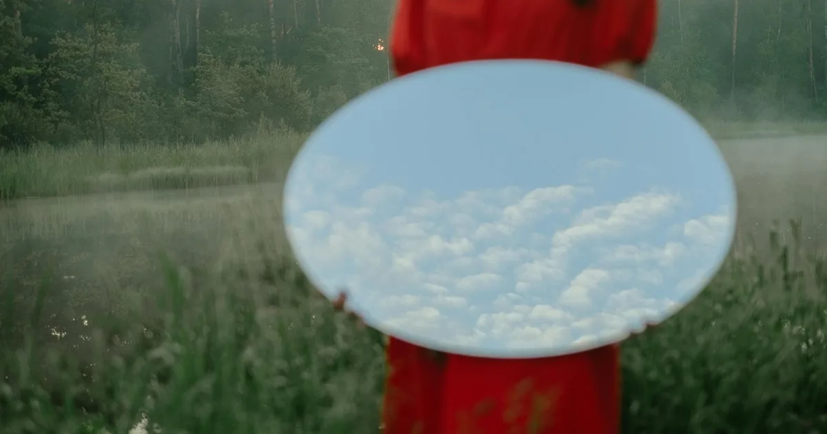 Sai Lầm Phổ Biến Nhất Khi Dùng Elliott: Kẻ Ngáo Cầu 'Nhìn Đâu Cũng Thấy Sóng' Hình ảnh một ảo ảnh thị giác đại diện cho sai lầm khi vẽ sóng Elliott