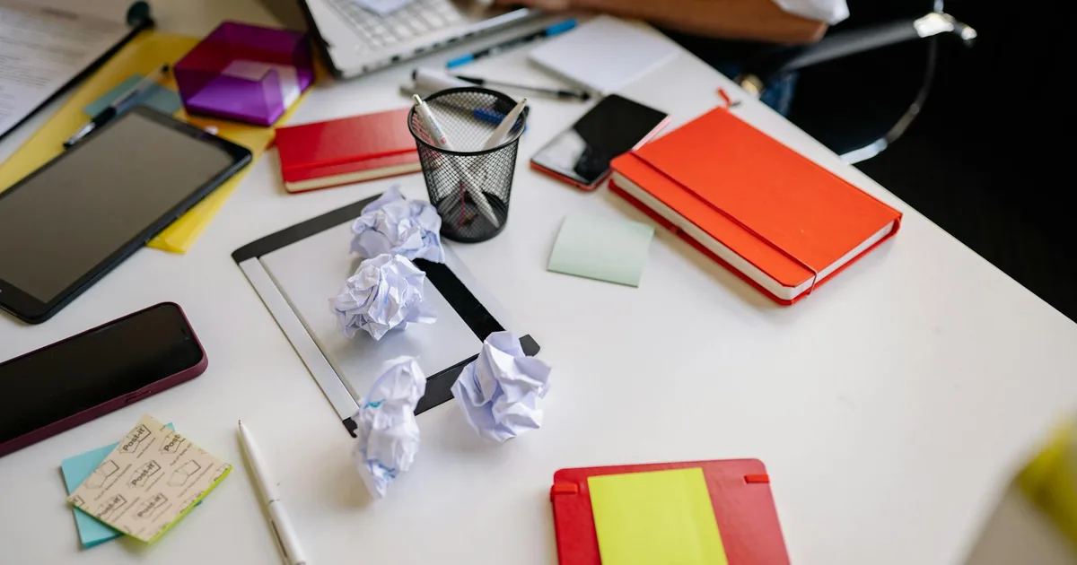 Sai Lầm Phổ Biến Nhất Khi Dùng Elliott: Kẻ Ngáo Cầu 'Nhìn Đâu Cũng Thấy Sóng' Đống giấy tờ hỗn độn chứng minh cuộc đời không như trang sách